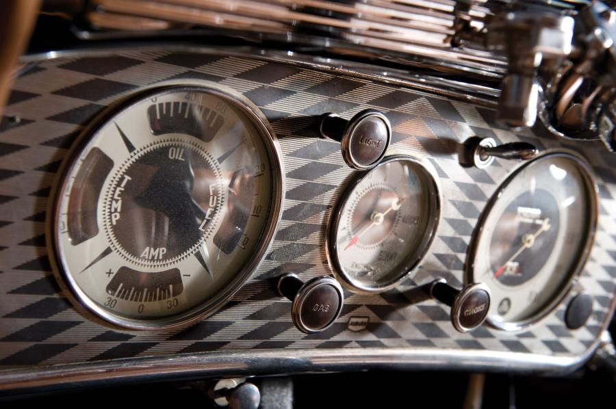Панель приборов Auburn 851 Salon Phaeton Sedan 1935 года  (фото 3 из 11)